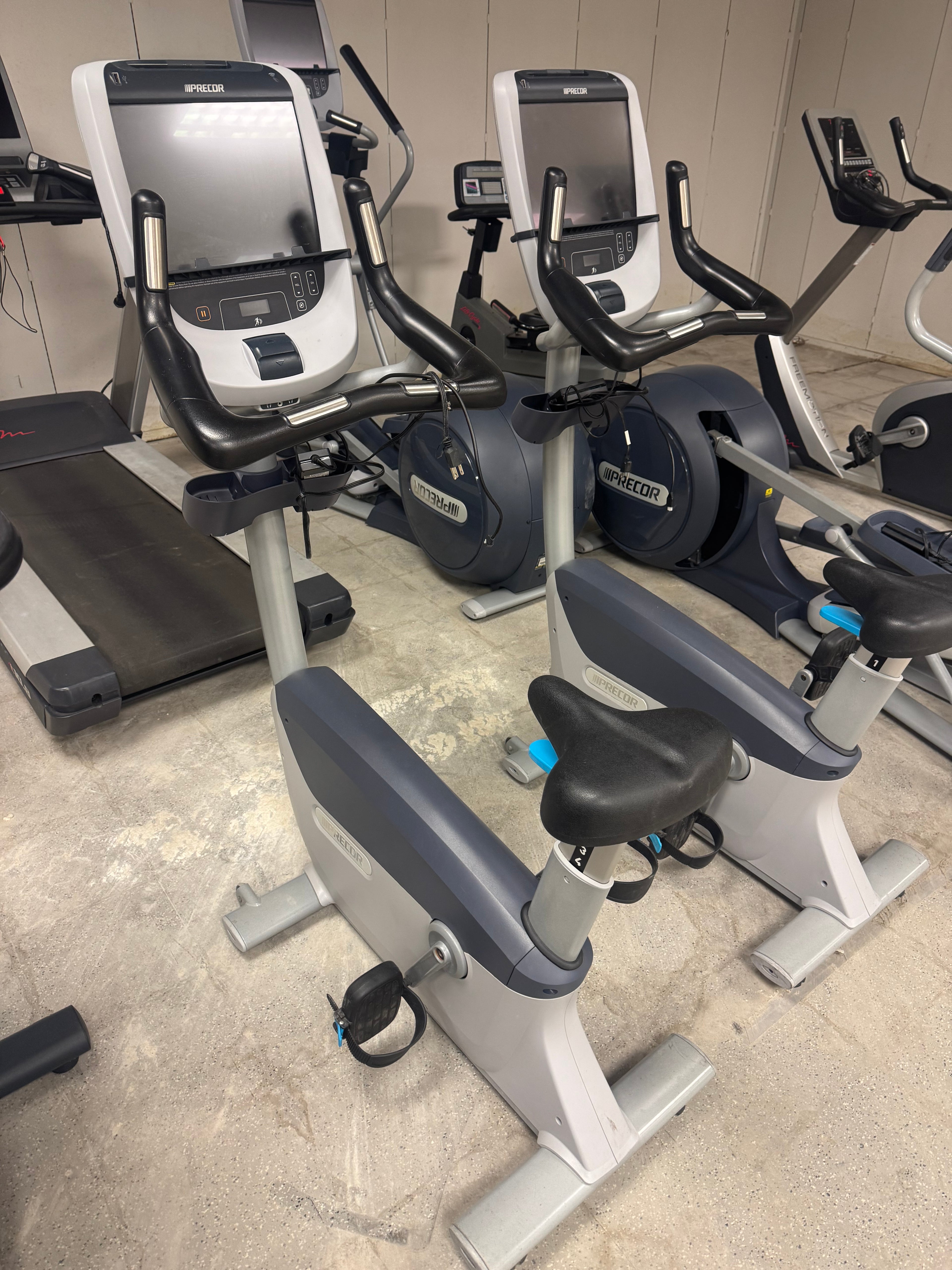 Precor 885 UBK Upright Bike W/ P80 Console