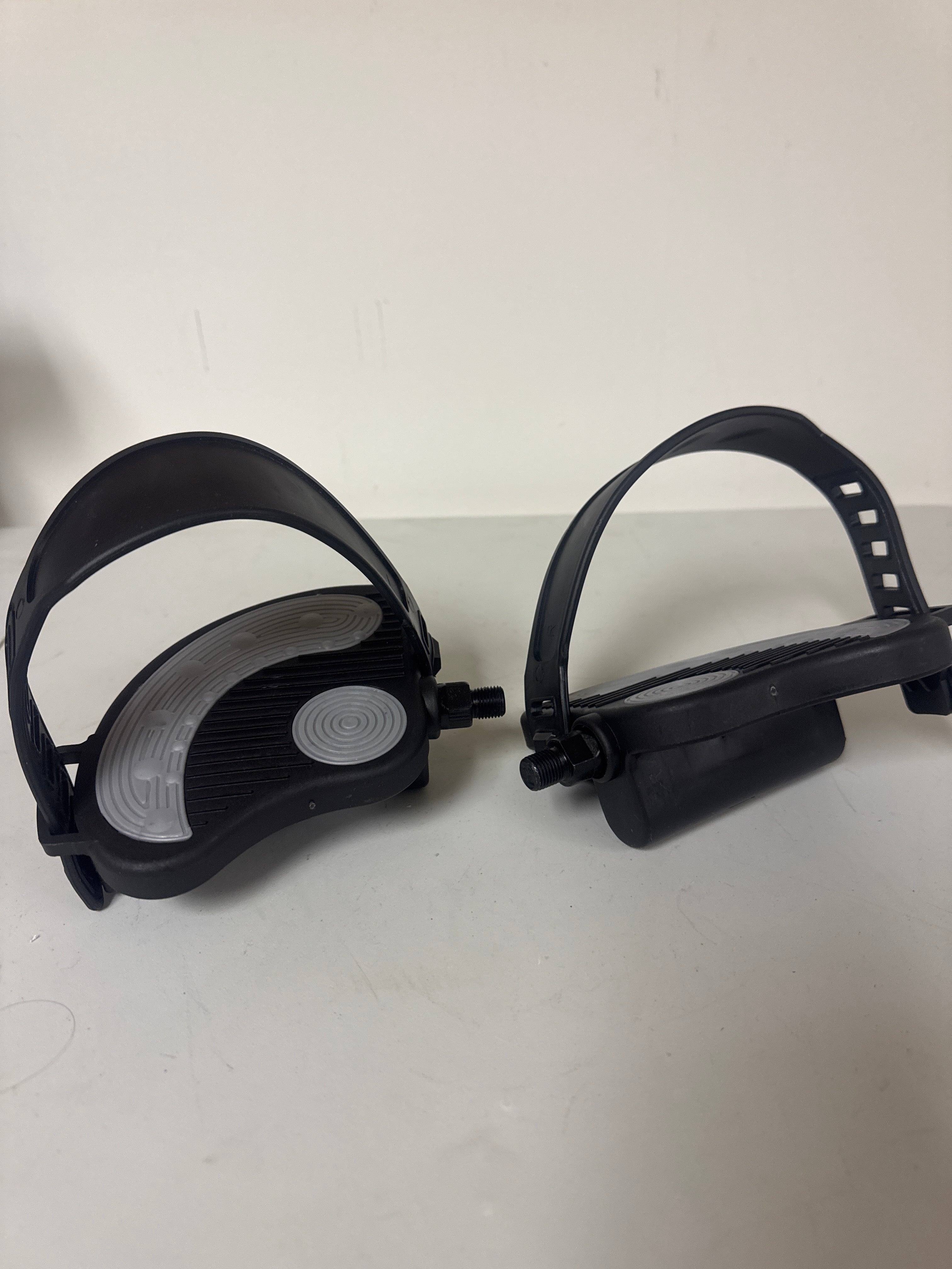 Pair of 1/2" Shaft Exercise Bike Pedals with Adjustable Straps – Compatible with Upright & Recumbent Stationary Bikes